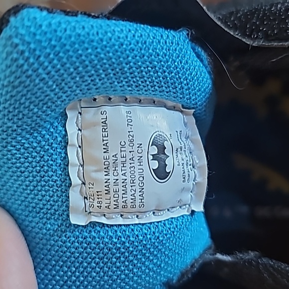 Kids light up batman sneakers - Picture 7 of 9